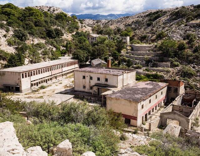 克罗地亚一小岛监狱被弃一片荒凉