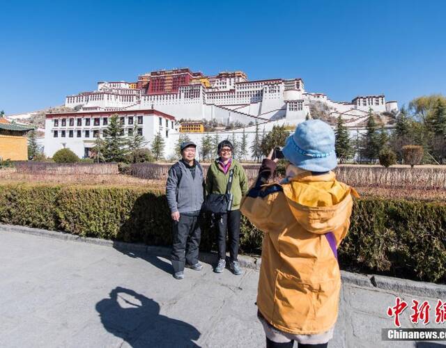 西藏旅游市场逐渐"升温,布达拉宫,八廓街,大昭寺等旅游景点的游客