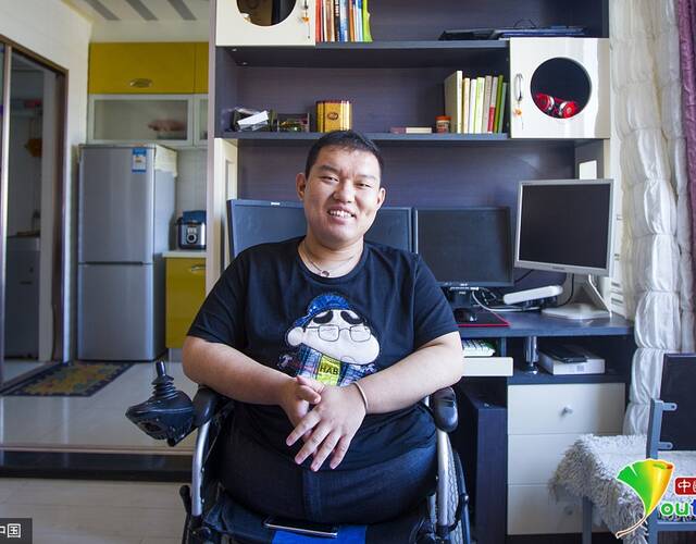 无腿农村娃奋斗5年 从睡仓库到城里买房安家