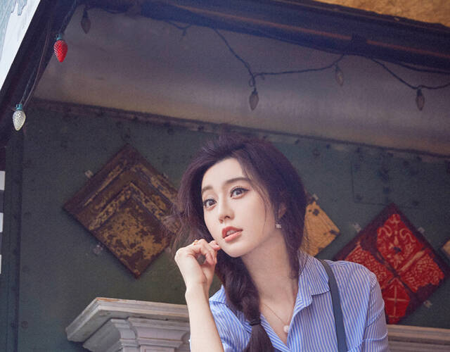 范冰冰着衬衫白裙出游 笑容灿烂开启萌属性