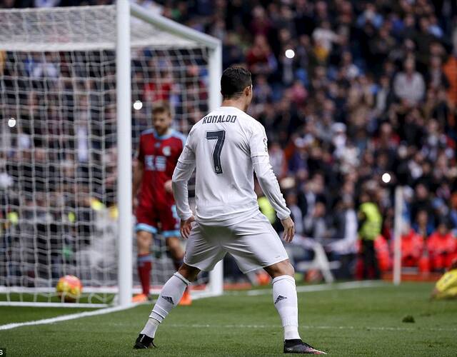 c罗进球后庆祝.