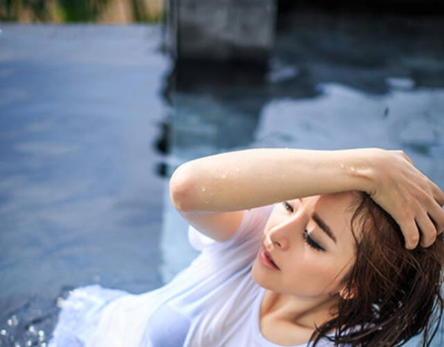 辣妈黄小蕾曝泳池湿身写真 性感火辣