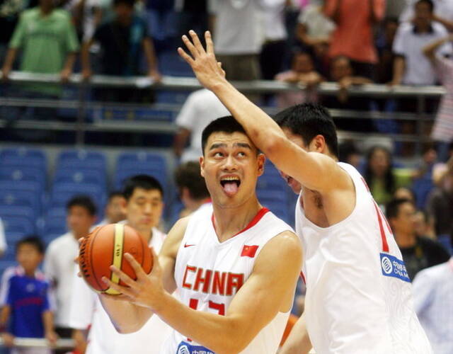 中国三大中锋恩怨史:姚明耍特权封杀巴特尔