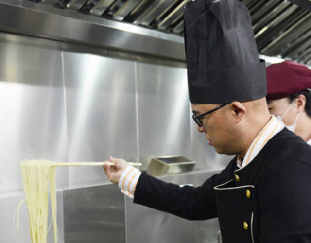 孟非为自家面馆站台获美女热捧 变身厨师亲自煮面