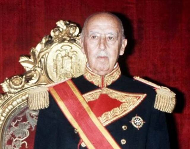 弗朗哥从1938年西班牙内战结束后就开始统治西班牙,直至他75年逝世才