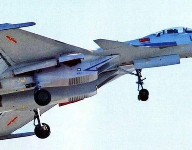 编号100的歼-15舰载战斗机