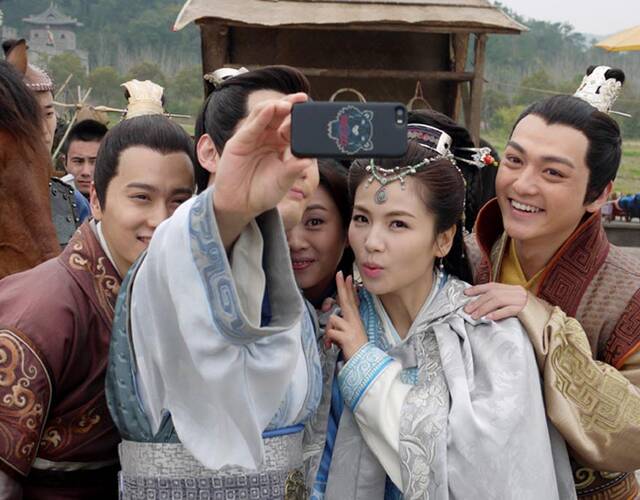 《琅琊榜》拍摄花絮曝光 刘涛自拍胡歌卖萌