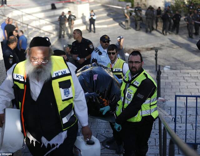 画面记录持刀男子被以色列军警击毙全程