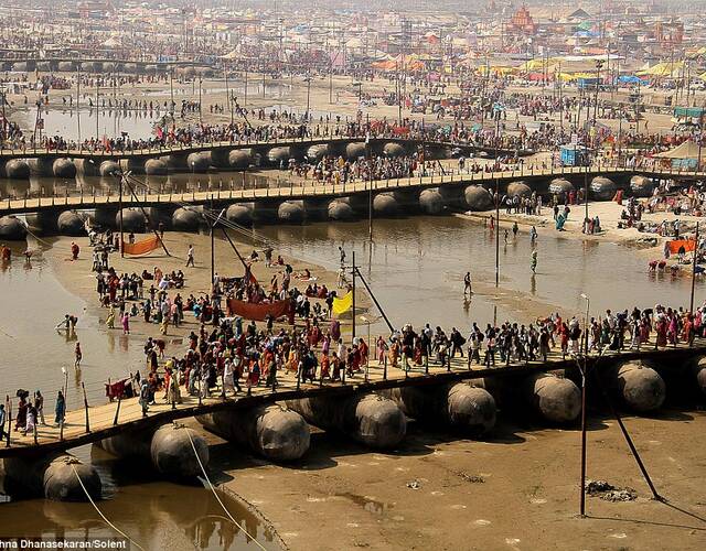 在河上,有18个浮动的桥梁,每个都超过半英里长,组成了印度人的生活