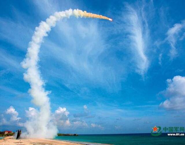 解放军南海发射红旗-9导弹 "敌机"空中开花