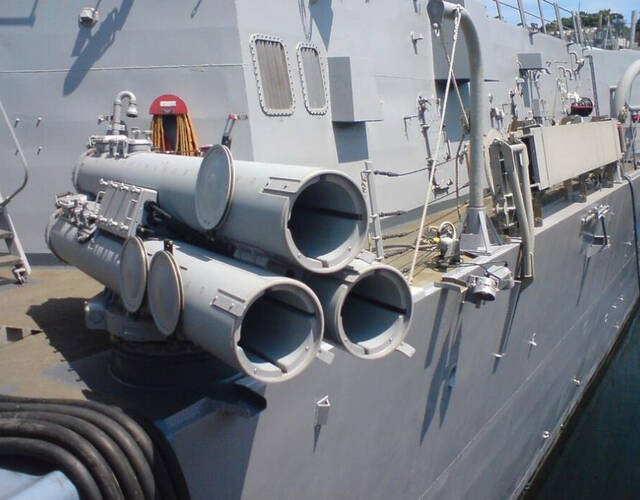 "拉森"号右舷的鱼雷发射管.