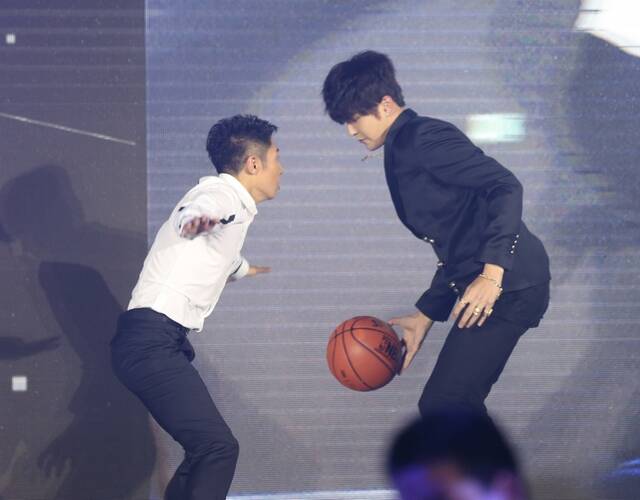 图为吴亦凡和撒贝宁打篮球.