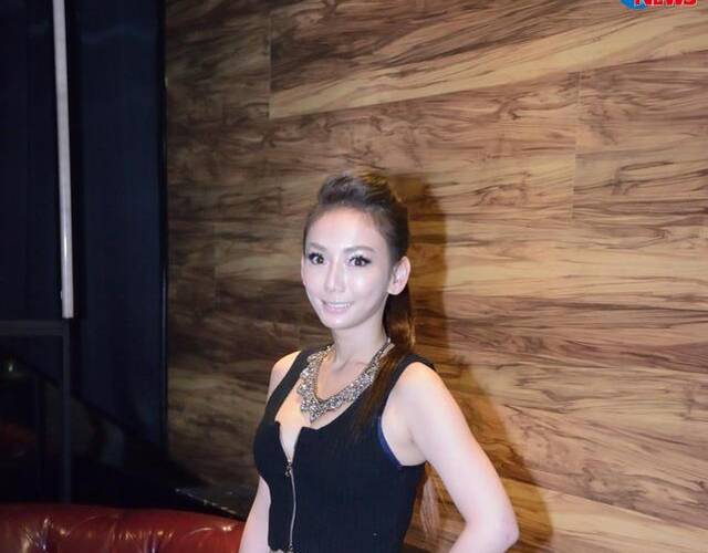 “援交女王”刘乔安穿低胸装现身 拍MV进娱乐圈