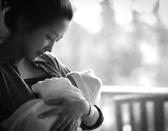 11月20日,何洁与赫子铭第二个宝宝"宝妹"的照片首度曝光,刚刚出生的宝