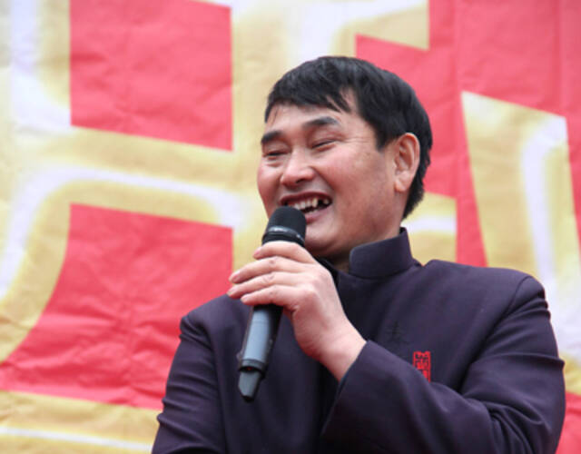 大衣哥朱之文台上献唱 粉丝争先握手表现激动