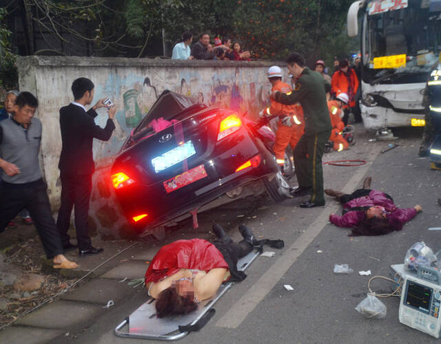 接亲路上遇车祸 婚车里3人当场身亡