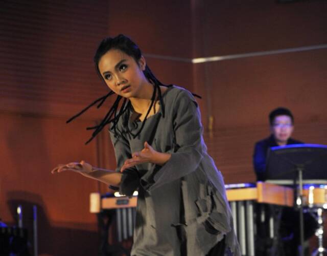 林妙可画烟熏妆排练音乐剧 表情认真