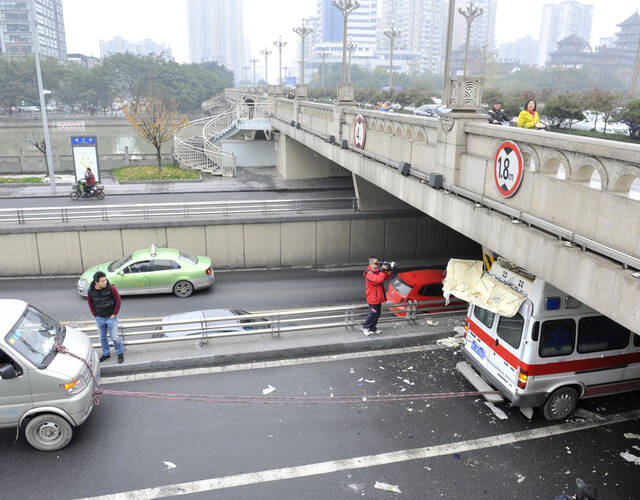 四川省成都市一辆乐山牌照的救护车,在穿行成都市九眼桥下穿时,被卡在