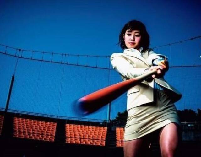 日本写真女星爆红 因投棒球姿势超性感