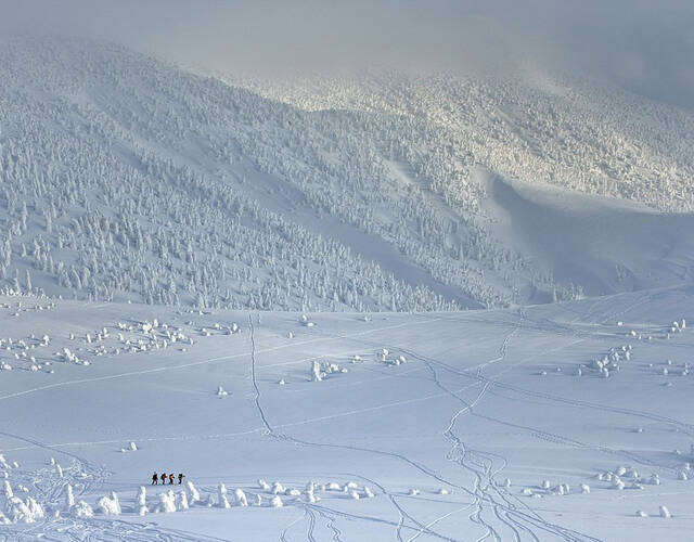 据新华社报道,日本青森县八甲田山白雪皑皑的美景近日通过摄影师的