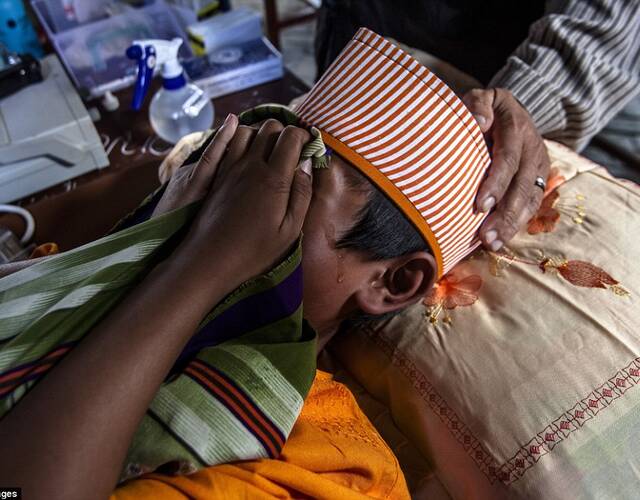 印尼男孩集体割礼现场