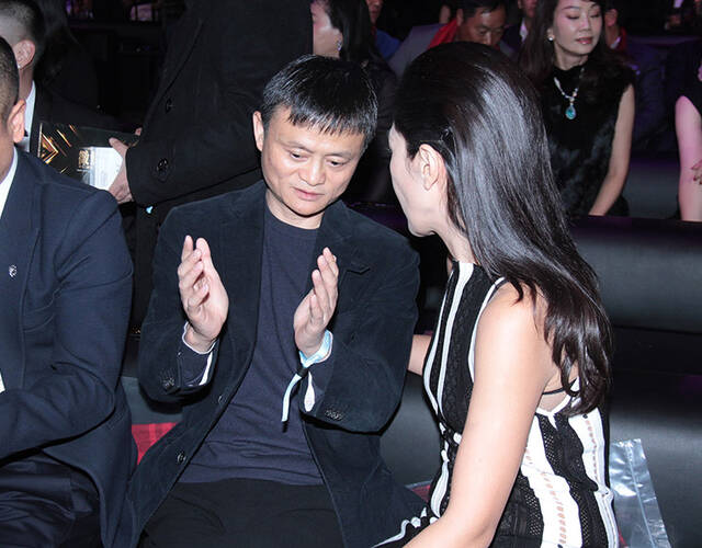 马云黑西装亮相活动 与邻座苏芒亲密热聊