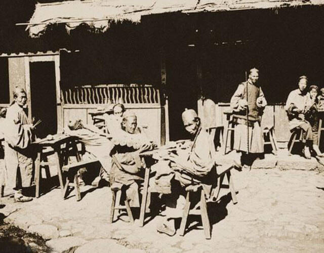 这是一组拍摄于1911年以前(清末),描述底层百姓真实生活的老照片.