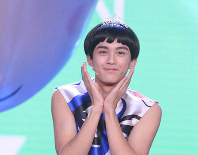 吴磊反串女装演唱《壁花小姐》和《锉冰进行曲》.