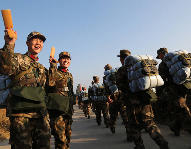 图为凉山支队野营拉练官兵在行进途中进行宣传鼓动.李结义摄