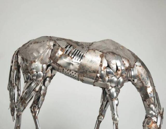 英国艺术家john brown让废铁皮重焕新生,他将搜集到