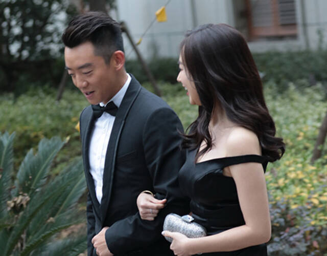 郑恺与美女相伴挽手同行 一路热聊乐不可支