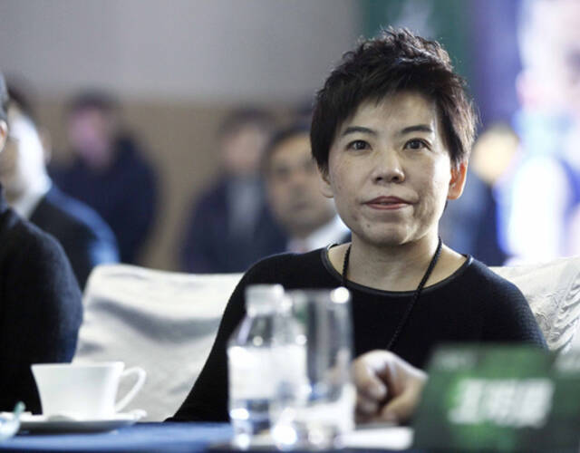 昨天,久未公开露面的前乒乓球奥运会冠军邓亚萍与姚明,陈盆滨和车手