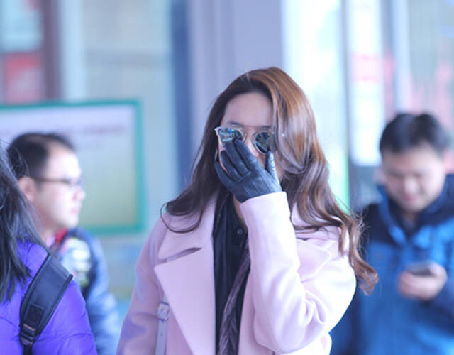 刘亦菲身穿粉色大衣,搭配皮手套,仙气值爆表.(图文来源:视觉中国)