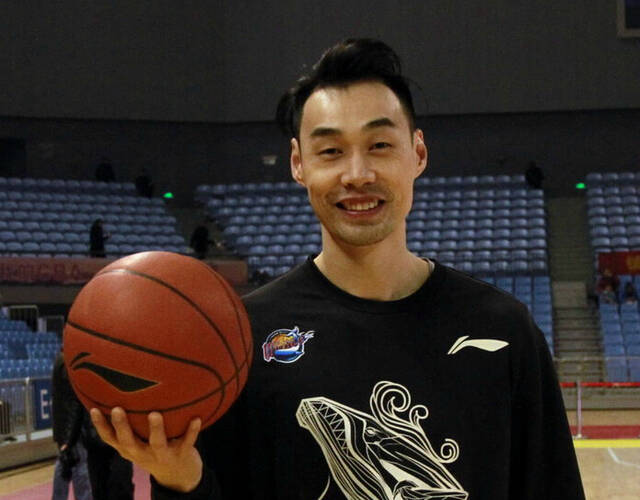 江苏球迷欢迎老兵孟达"回家".