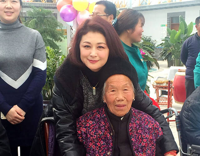 于月仙与敬老院的老人合影.