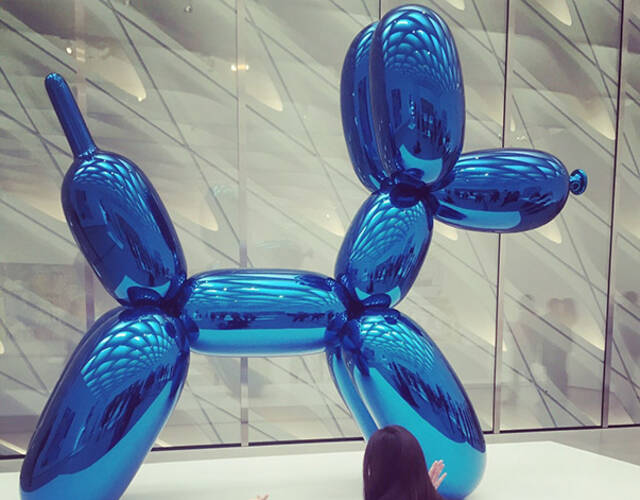 李安琪挺孕肚逛艺术馆 小奥莉比v卖萌可爱十足