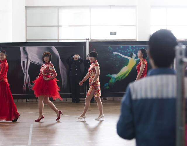 吉林省女子监狱春晚的现场画面