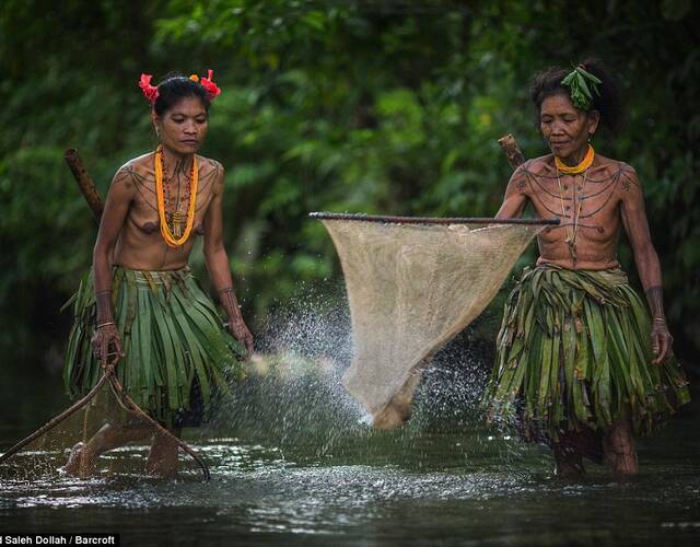 年迈的明打威人,身上有奇特的纹身.
