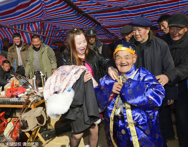 村民张德样穿上寿衣准备参加"活人出殡"仪式.