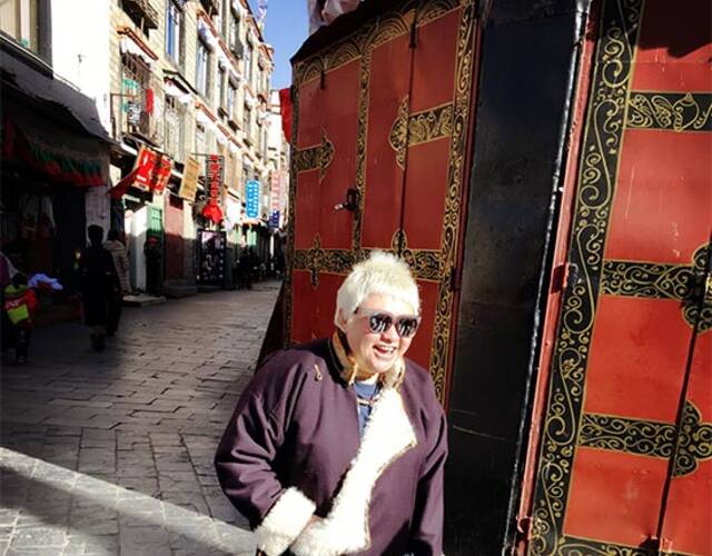 韩红写道:"回到拉萨,回到布达拉.这里是我的家,我的家乡多么让人神往!