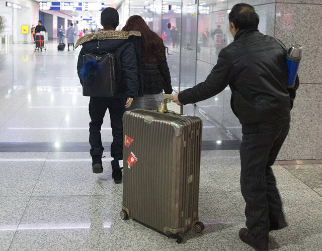 郭敬明回家过年父母接机 与妈妈紧挽手臂