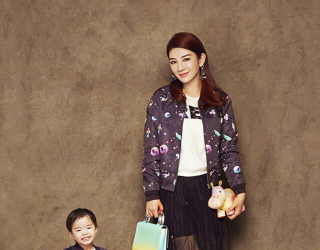 黄奕携爱女拍亲子写真 小芊玲呆萌可爱笑容甜