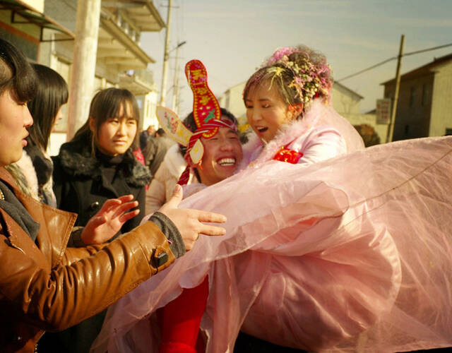 2011年1月31日,山西省长治县信义村七大队的靳国栋和靳凯月一对新人喜