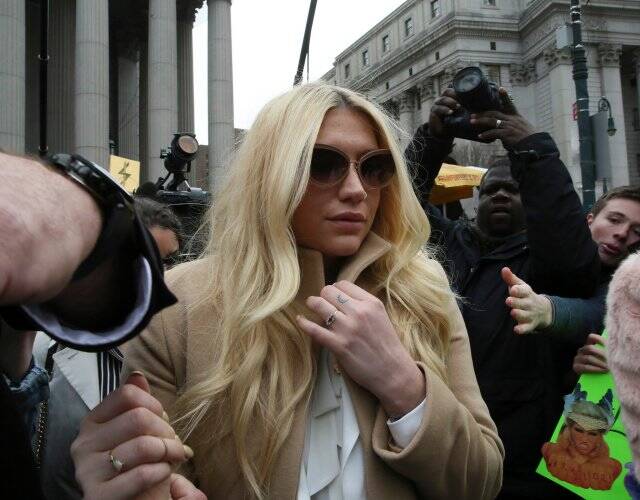 恶女凯莎的遭遇引来许多关注,有网友发起解放凯莎(free kesha)的声援