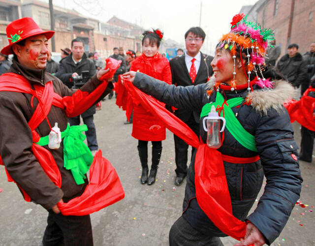 兒子結婚扮醜公婆,是流傳多地的民風民俗.