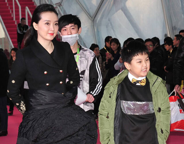 王艳裹棉服护美腿 儿子球球短裤超抗冻