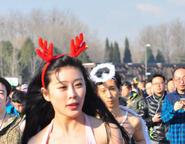 北京奥森光猪跑 比基尼美女抢镜