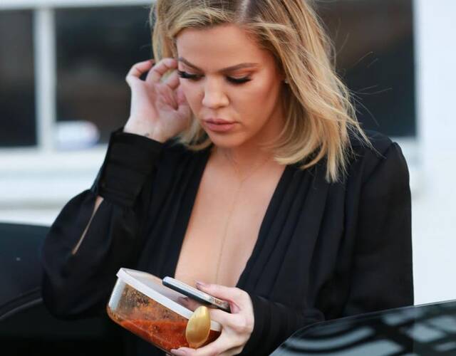 奥多姆妻子真空上阵 穿紧身牛仔秀翘臀