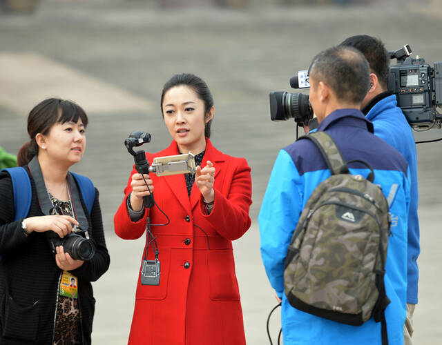 那些"抢镜"的美女记者