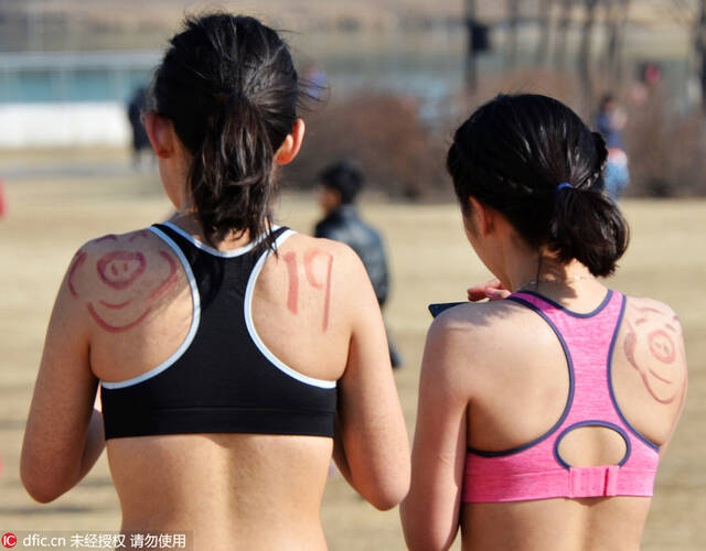 北京奥森光猪跑 比基尼美女抢镜